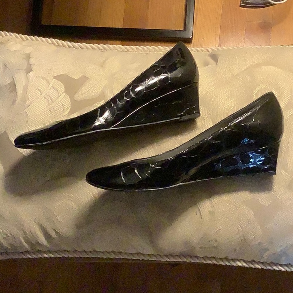 Stuart Weitzman Size 8 Black Crocodile Patent Dre… - image 4